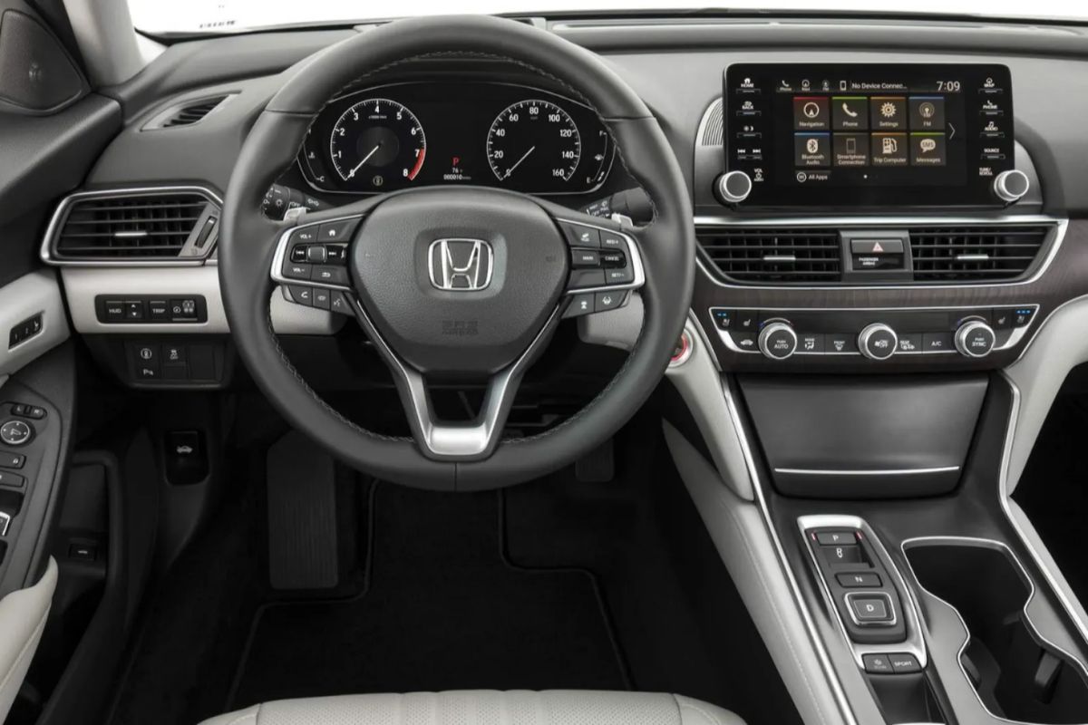 sedãs com mais de 200 cavalos na tabela FIPE: Jetta GLI e Honda Accord unem desempenho e espaço por menos de R$ 150 mil.