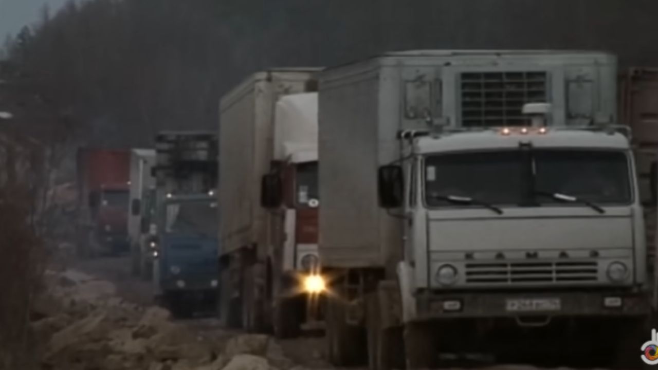 Na mortal ‘Estrada do Inferno’, a M56 Sibéria é a estrada mais perigosa do mundo para caminhoneiros da Sibéria na estrada de terra da Sibéria.