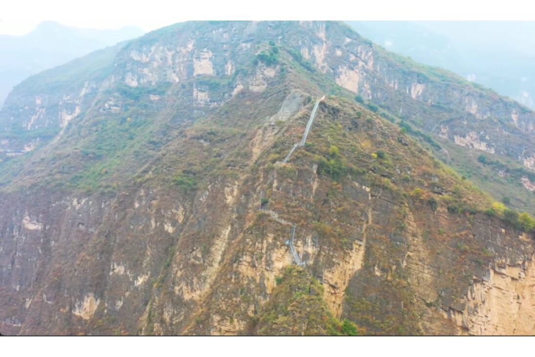 Escadaria no penhasco em Sichuan assusta na descida, ângulo de noventa graus, abismo nos lados, vertigem aparece, controlar centro de gravidade fica difícil