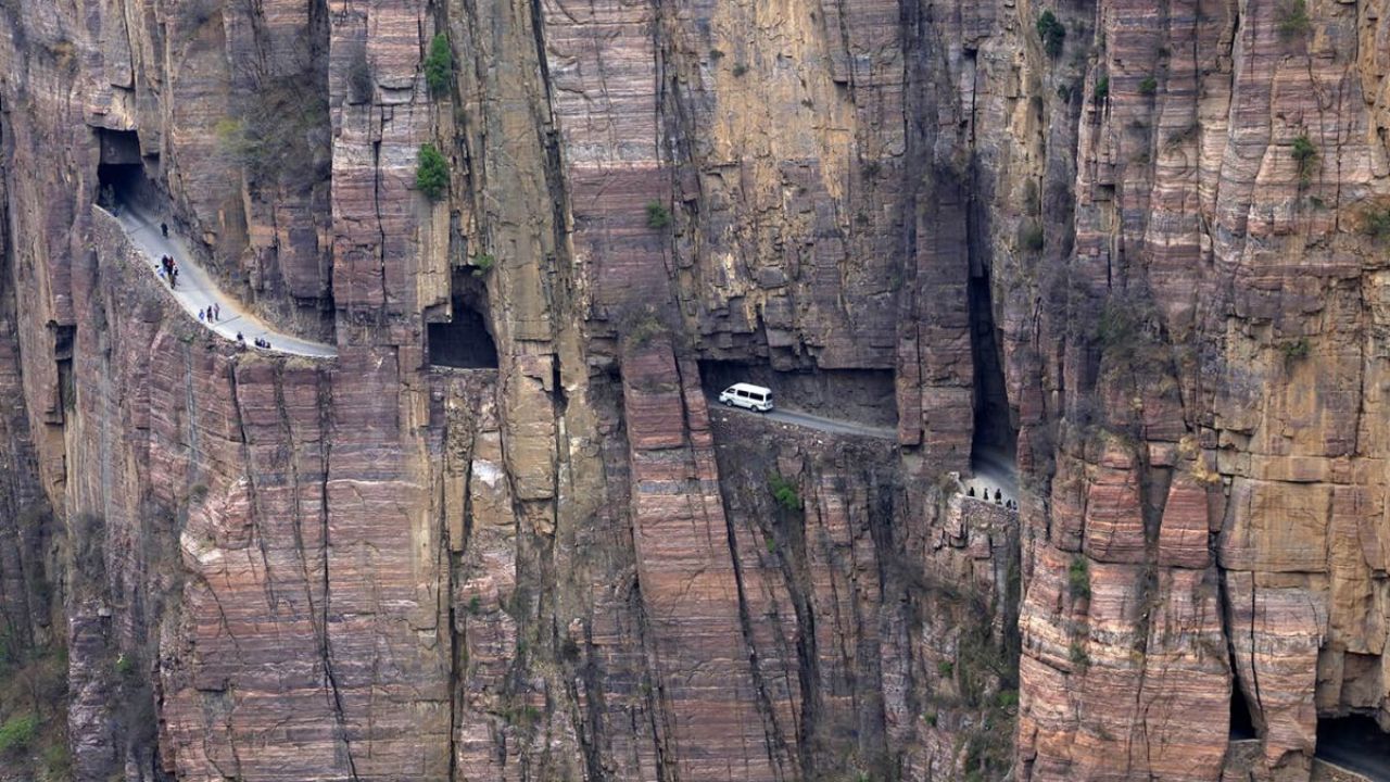 Escavado à mão por 13 moradores em apenas 5 anos, o túnel de 1.200 metros que atravessa o interior de uma montanha a 1.700 metros de altitude desafia a gravidade com 'janelas' para o abismo