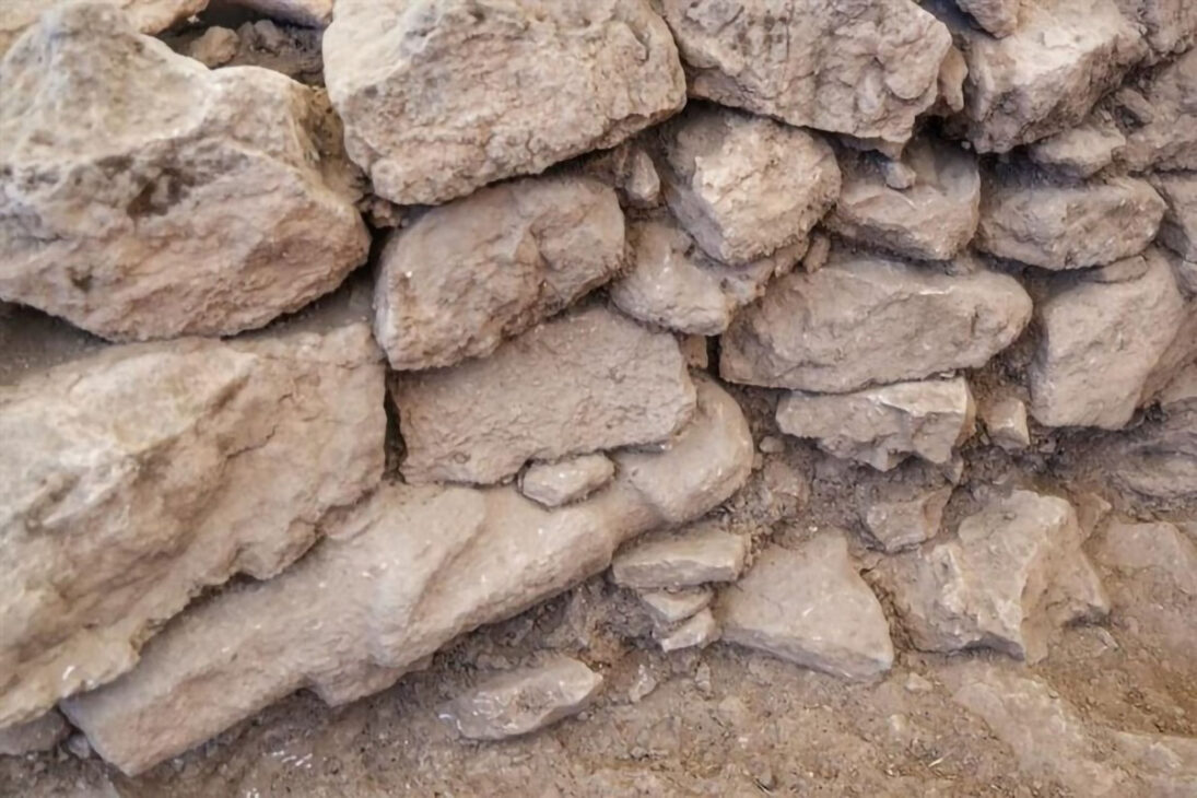 Figura humanoide é encontrada cravada em parede