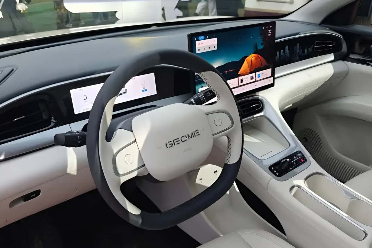 Geely EX2 chega ao Brasil como hatch elétrico rival do BYD Dolphin, com autonomia de 289 km e preço abaixo de R$ 140 mil.