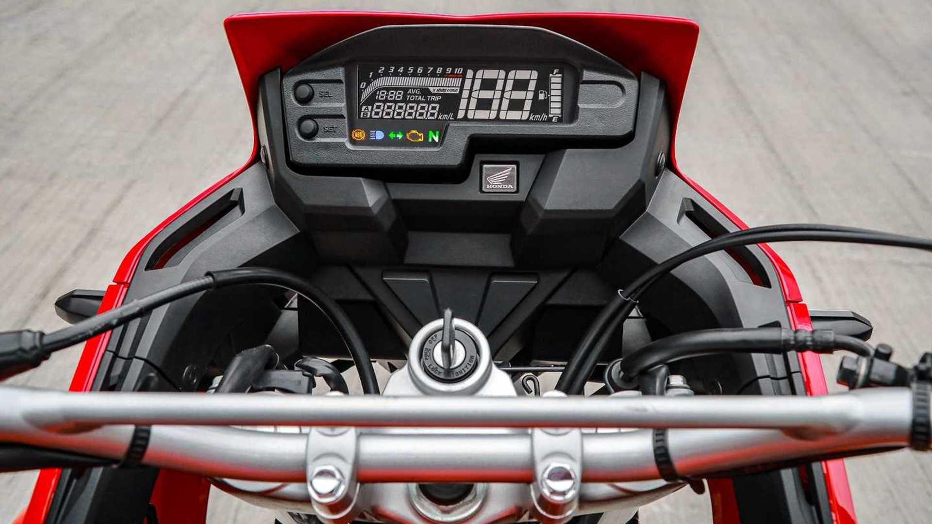 Custando cerca de R$ 18 mil e com motor 300 cc de 25,4 cv, esta trail japonesa entrega até 28 km/l, conforto para longas viagens e fama de nunca quebrar; conheça a Honda XRE 300 usada