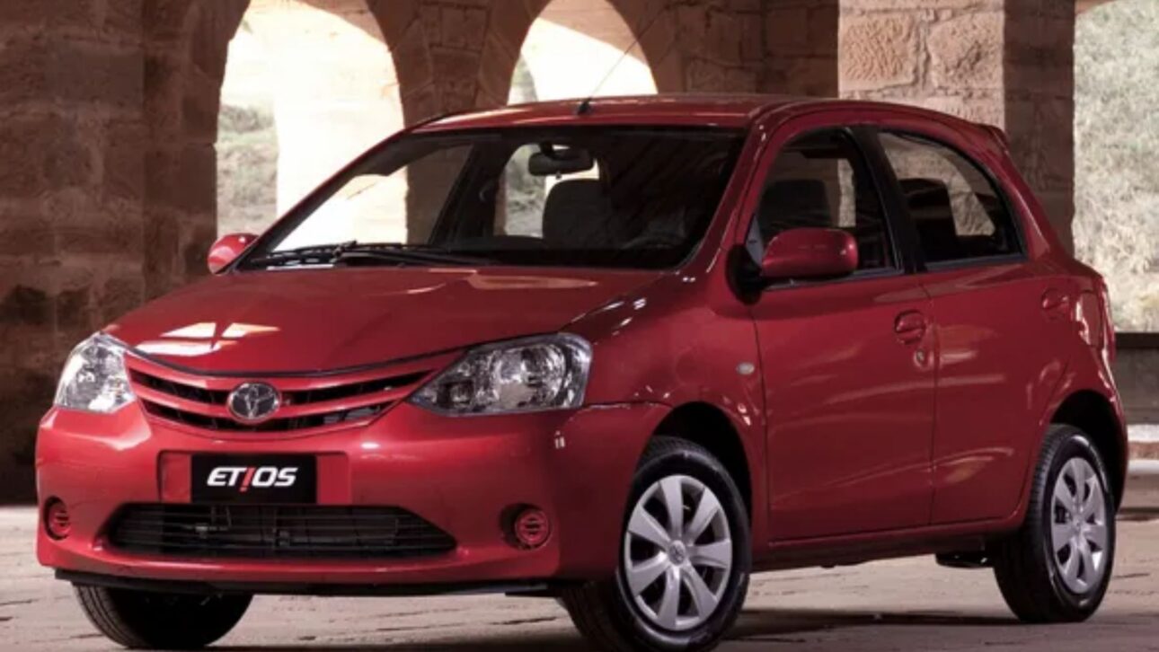 Toyota Etios é destaque entre carros usados por unir baixo consumo, manutenção barata e alta durabilidade, ideal para quem roda muito.