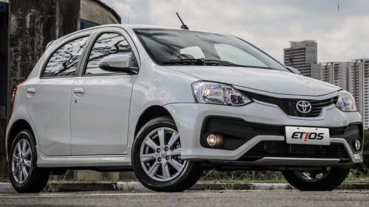 Toyota Etios é destaque entre carros usados por unir baixo consumo, manutenção barata e alta durabilidade, ideal para quem roda muito.