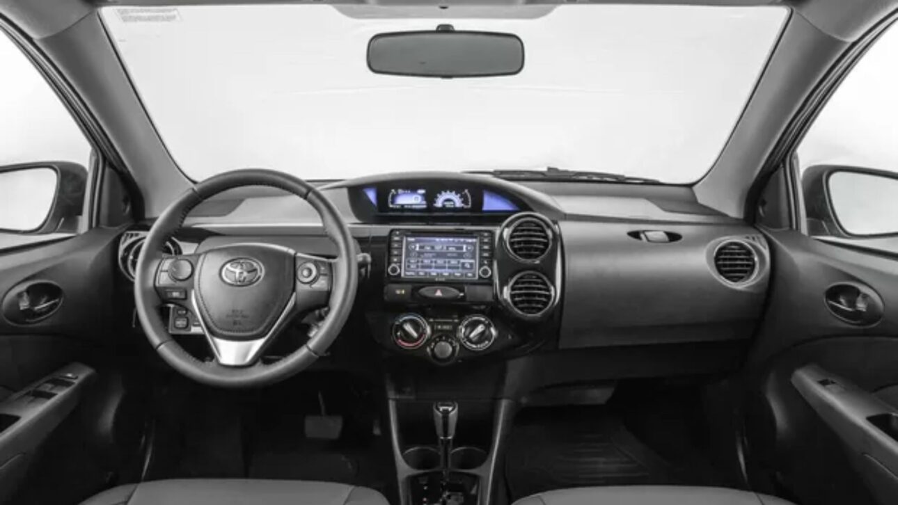 Toyota Etios é destaque entre carros usados por unir baixo consumo, manutenção barata e alta durabilidade, ideal para quem roda muito.