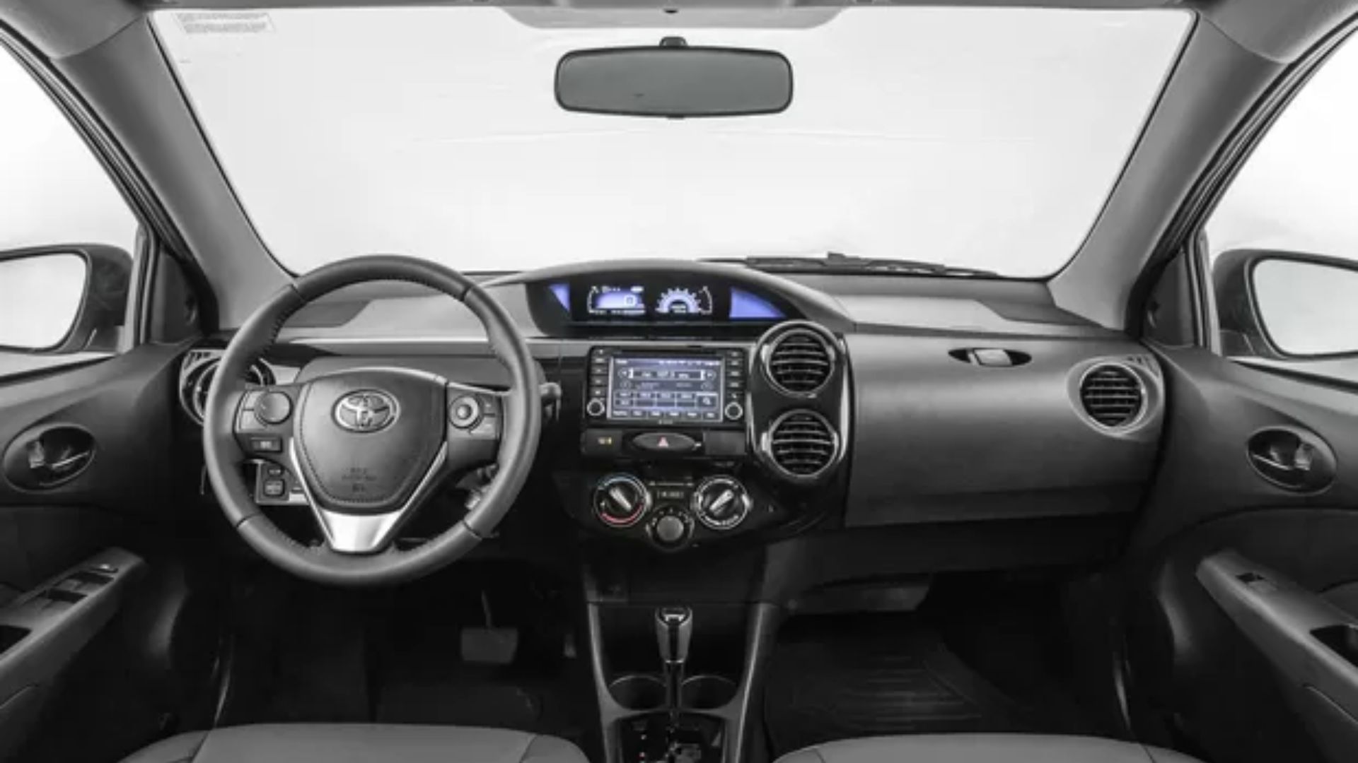 Toyota Etios é destaque entre carros usados por unir baixo consumo, manutenção barata e alta durabilidade, ideal para quem roda muito.