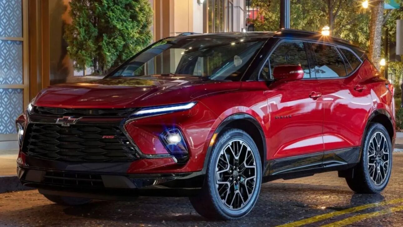 Chevrolet Blazer 2026 estreia com motor 2.0 turbo, mais segurança, teto preto de série e gama simplificada com versões 2LT, 3LT e RS.