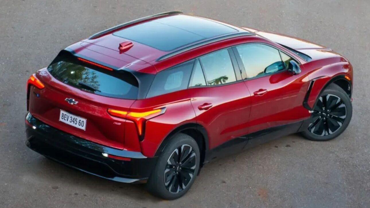 Chevrolet Blazer 2026 estreia com motor 2.0 turbo, mais segurança, teto preto de série e gama simplificada com versões 2LT, 3LT e RS.