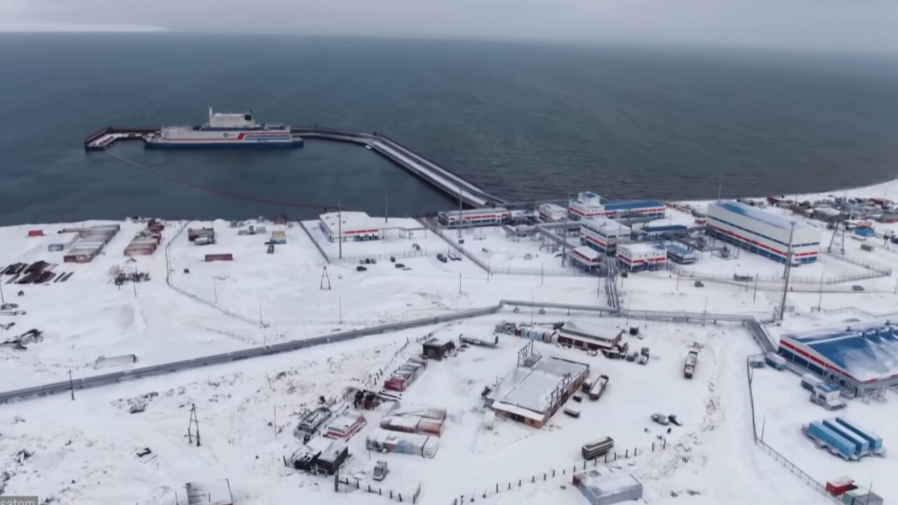 Usina nuclear flutuante Akademik Lomonosov aquece cidade no Ártico russo com reatores KLT-40S e energia estável mesmo em clima extremo.