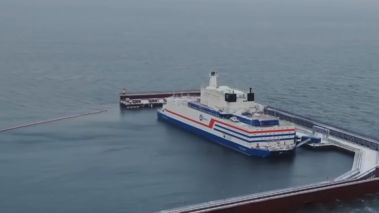 Usina nuclear flutuante Akademik Lomonosov aquece cidade no Ártico russo com reatores KLT-40S e energia estável mesmo em clima extremo.