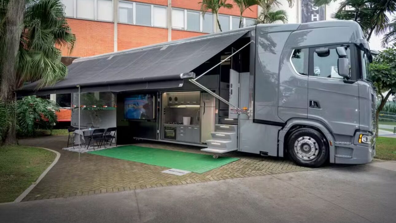 Conheça o Scania 770 S V8, motorhome de luxo de R$ 3,3 milhões com 770 cv, 45 m² e tecnologia de conexão via satélite.
