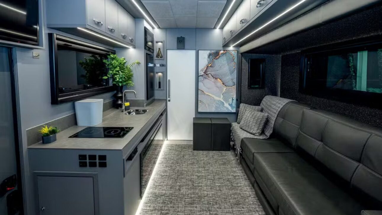 Conheça o Scania 770 S V8, motorhome de luxo de R$ 3,3 milhões com 770 cv, 45 m² e tecnologia de conexão via satélite.
