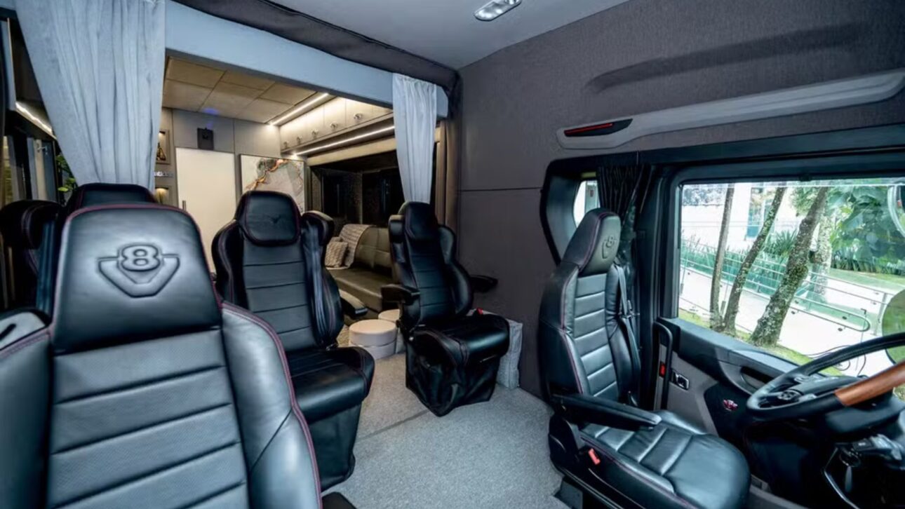 Conheça o Scania 770 S V8, motorhome de luxo de R$ 3,3 milhões com 770 cv, 45 m² e tecnologia de conexão via satélite.