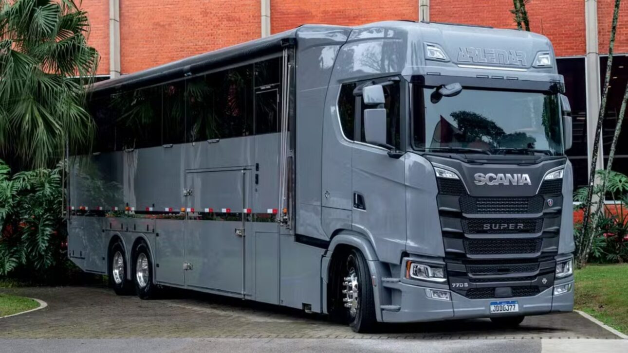 Conheça o Scania 770 S V8, motorhome de luxo de R$ 3,3 milhões com 770 cv, 45 m² e tecnologia de conexão via satélite.