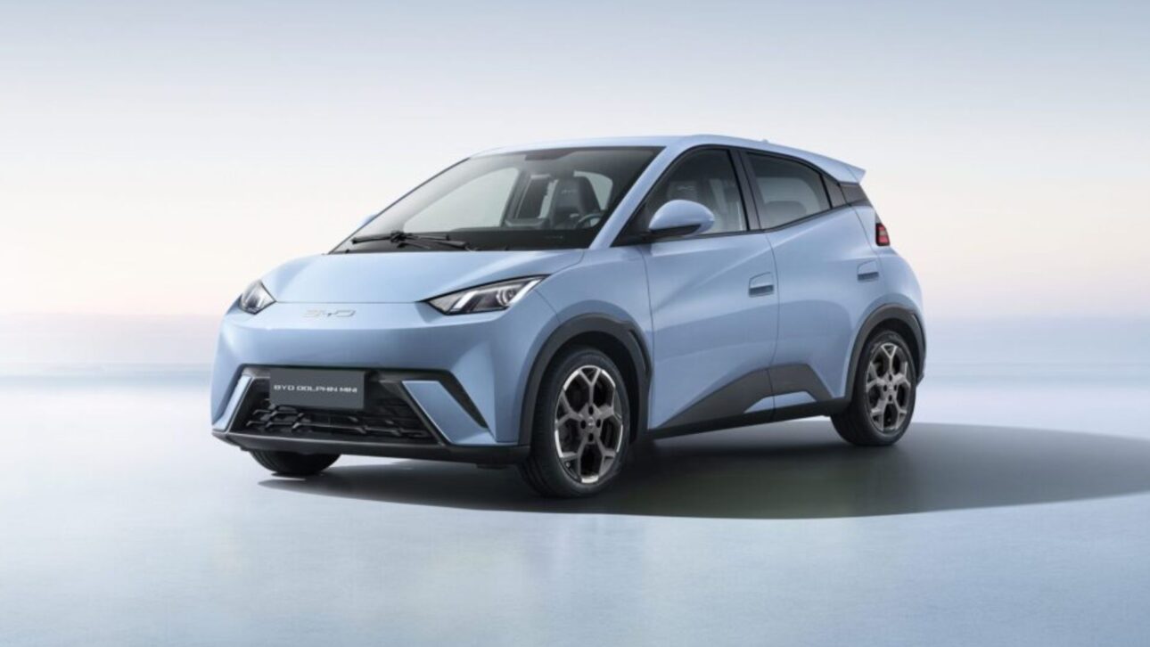 BYD Dolphin – Hatch elétrico que ajudou a popularizar os carros a bateria no Brasil, com autonomia de até 291 km. Imagem: reprodução