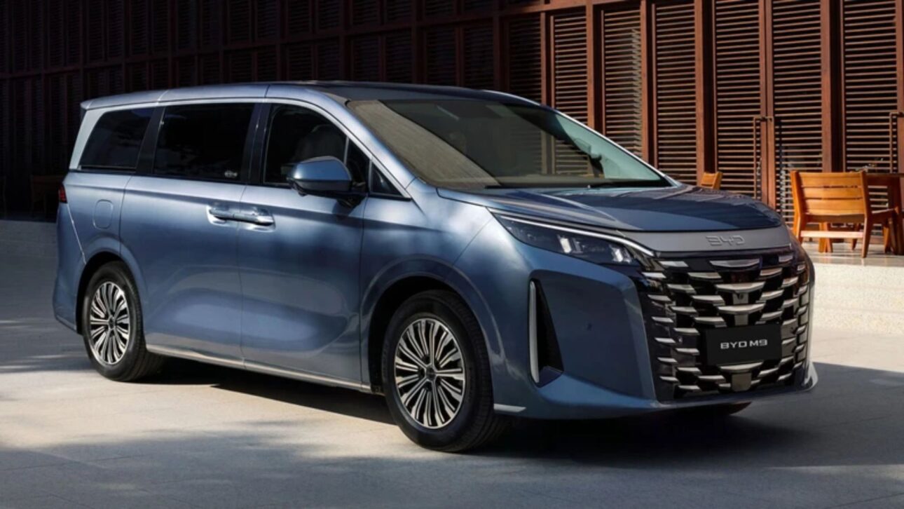 BYD revela a M9 2026, minivan híbrida com até 218 km de autonomia elétrica, motor turbo e sensor LiDAR no teto.