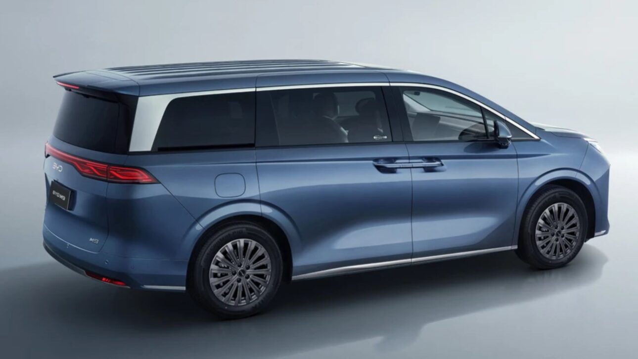 BYD revela a M9 2026, minivan híbrida com até 218 km de autonomia elétrica, motor turbo e sensor LiDAR no teto.