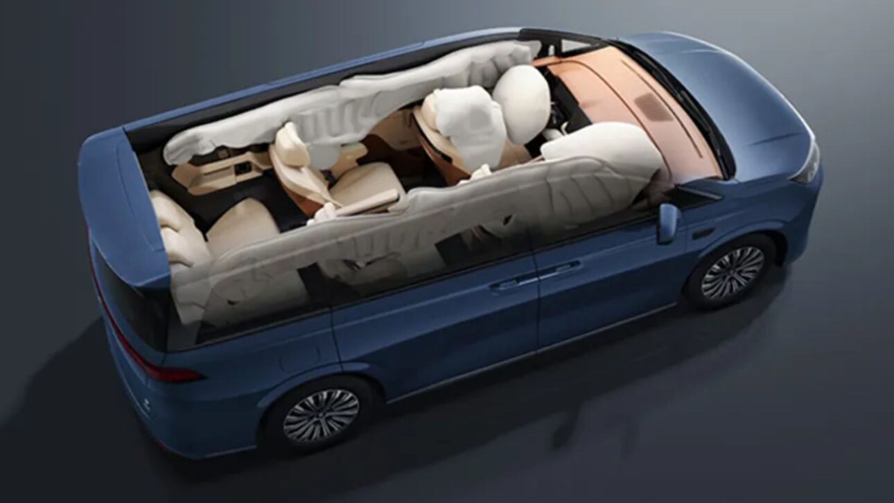 BYD revela a M9 2026, minivan híbrida com até 218 km de autonomia elétrica, motor turbo e sensor LiDAR no teto.