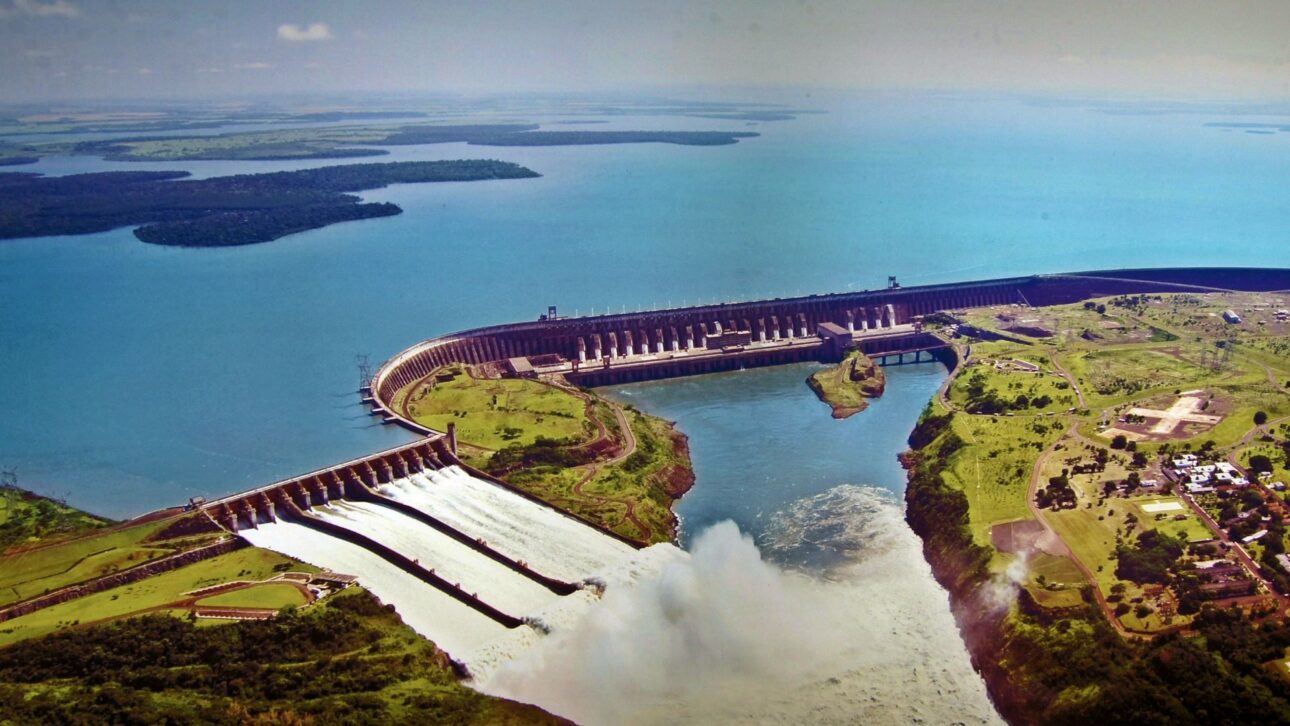 Barragem da Itaipu Binacional vista aérea, demonstrando a escala da infraestrutura de geração de energia limpa. (Imagem: Itaipu Binacional)