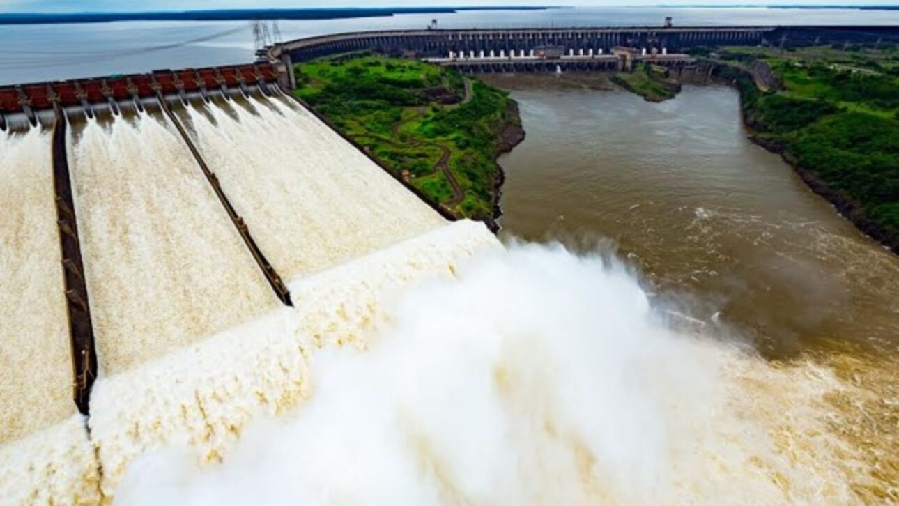 Vertedouro da Itaipu liberando grande volume de água, evidenciando o funcionamento do sistema hidráulico da maior obra do Brasil. (Imagem: Rubens Fraulini/Itaipu)