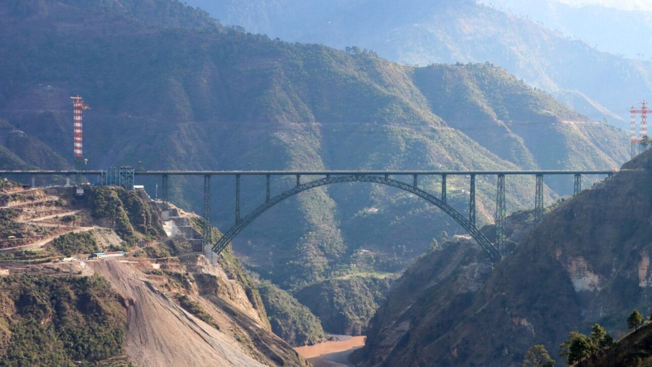 Ponte ferroviária em arco de 359 m sobre o rio Chenab integra o corredor USBRL e redefine engenharia ferroviária na Índia. (Imagem: The Independent)