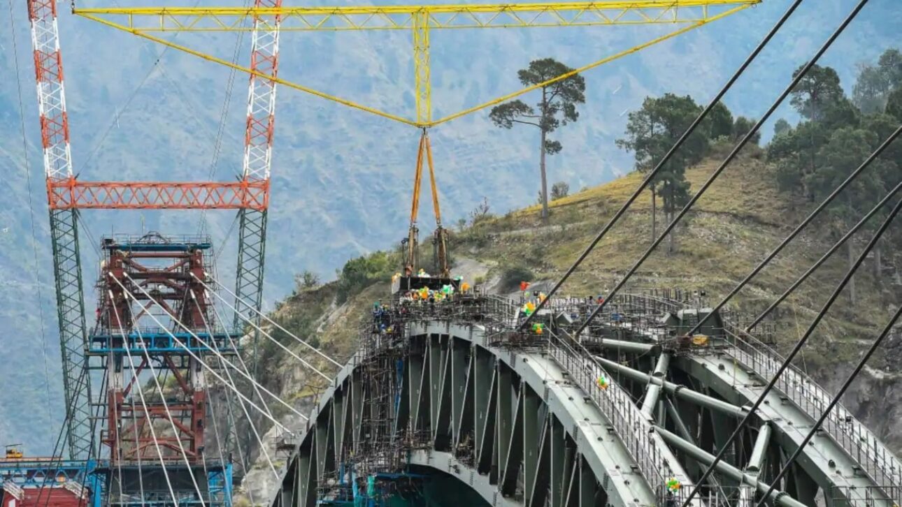 A estrutura metálica de 1.315 m do arco da Chenab Rail Bridge mostra treliças e ligações projetadas para ventos, sismos e vida útil prolongada. (Imagem: Orione Hydraulics)