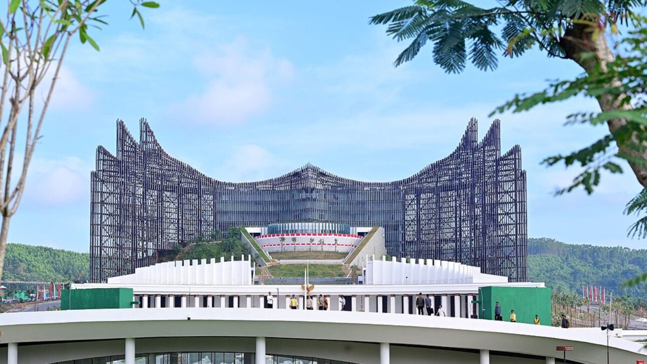 Detalhe estrutural das “asas” metálicas do palácio Istana Garuda projetado por Nyoman Nuarta na capital Nusantara, Bornéu. (Imagem: Kemenparekraf)