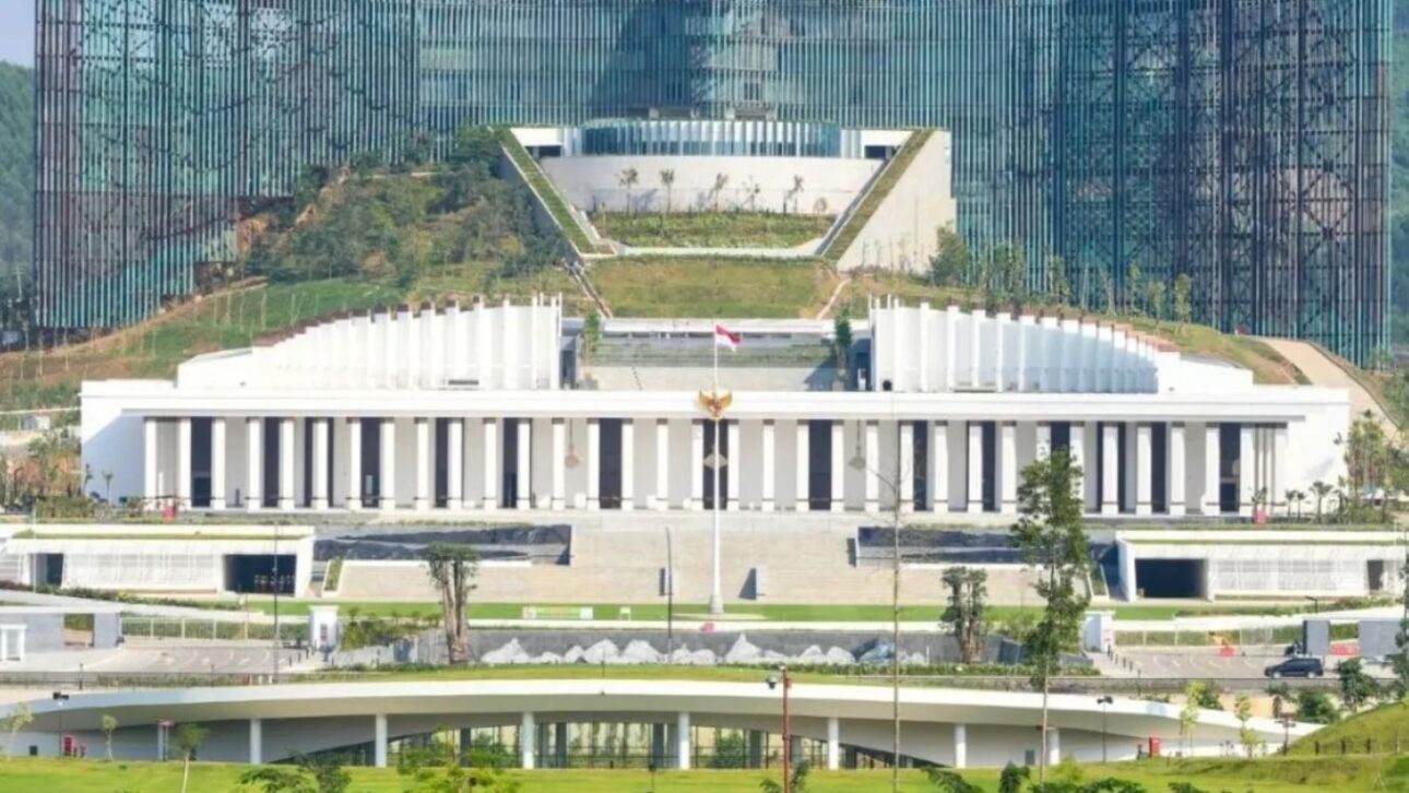 Detalhe estrutural das “asas” metálicas do palácio Istana Garuda projetado por Nyoman Nuarta na capital Nusantara, Bornéu. (Imagem: Kemenparekraf)