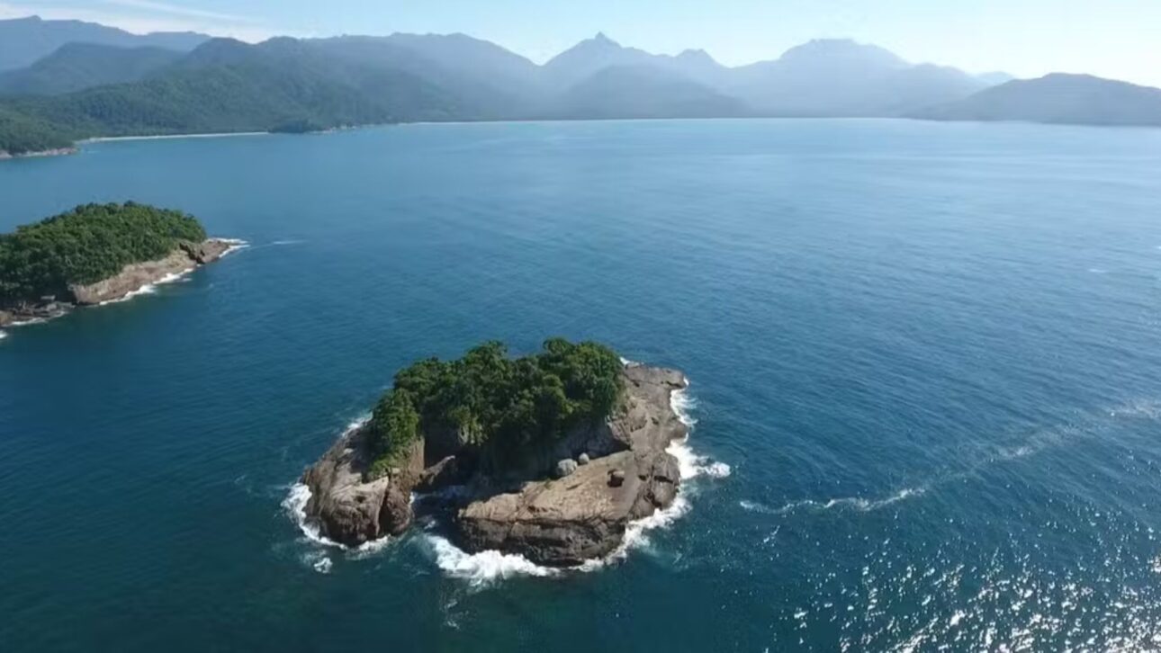 Ilha da Selinha, em Ubatuba (SP), busca reconhecimento do Guinness como a menor praia do mundo e destaca sua preservação ambiental. Foto: Bruno Amir