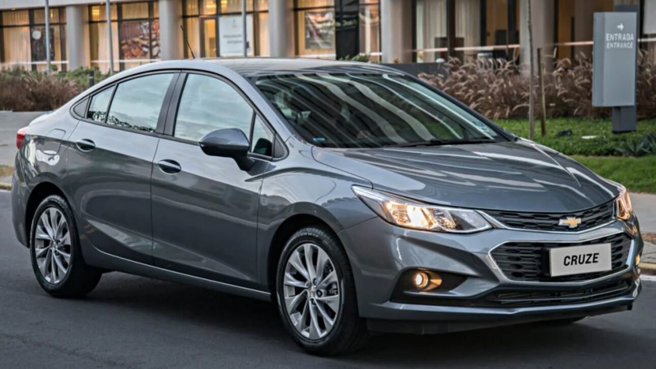 Chevrolet Cruze LT 2017 — Sedã médio turbo com motor 1.4 flex, ótimo desempenho e consumo eficiente, destaque entre os carros usados até R$ 80 mil. (Imagem: divulgação)