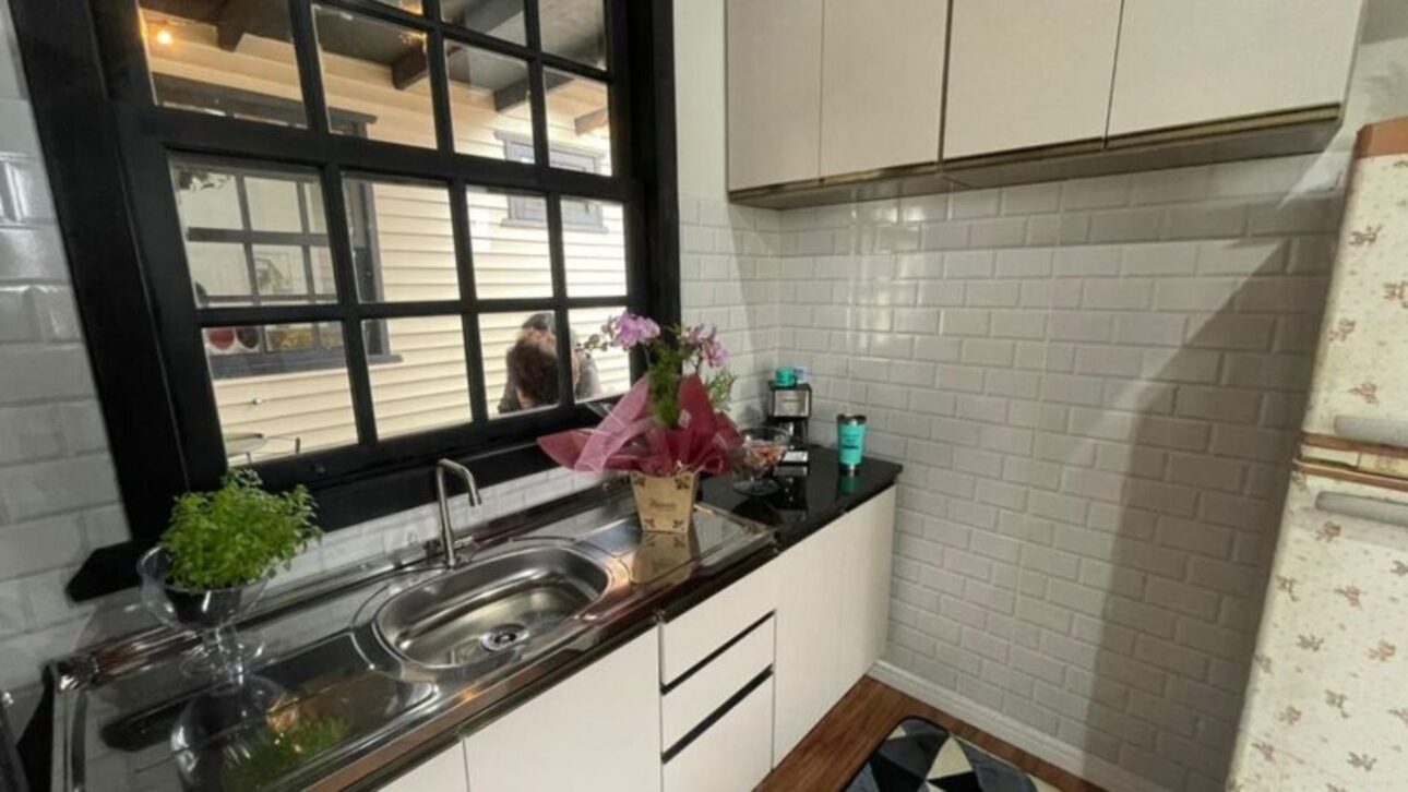 Casas flutuantes em Cubatão inauguram projeto pioneiro de moradia social sustentável em aço naval, levando dignidade aos pescadores.