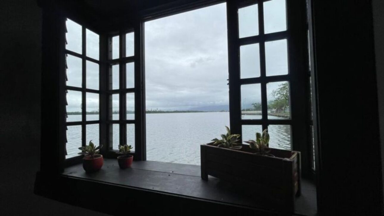 Casas flutuantes em Cubatão inauguram projeto pioneiro de moradia social sustentável em aço naval, levando dignidade aos pescadores.