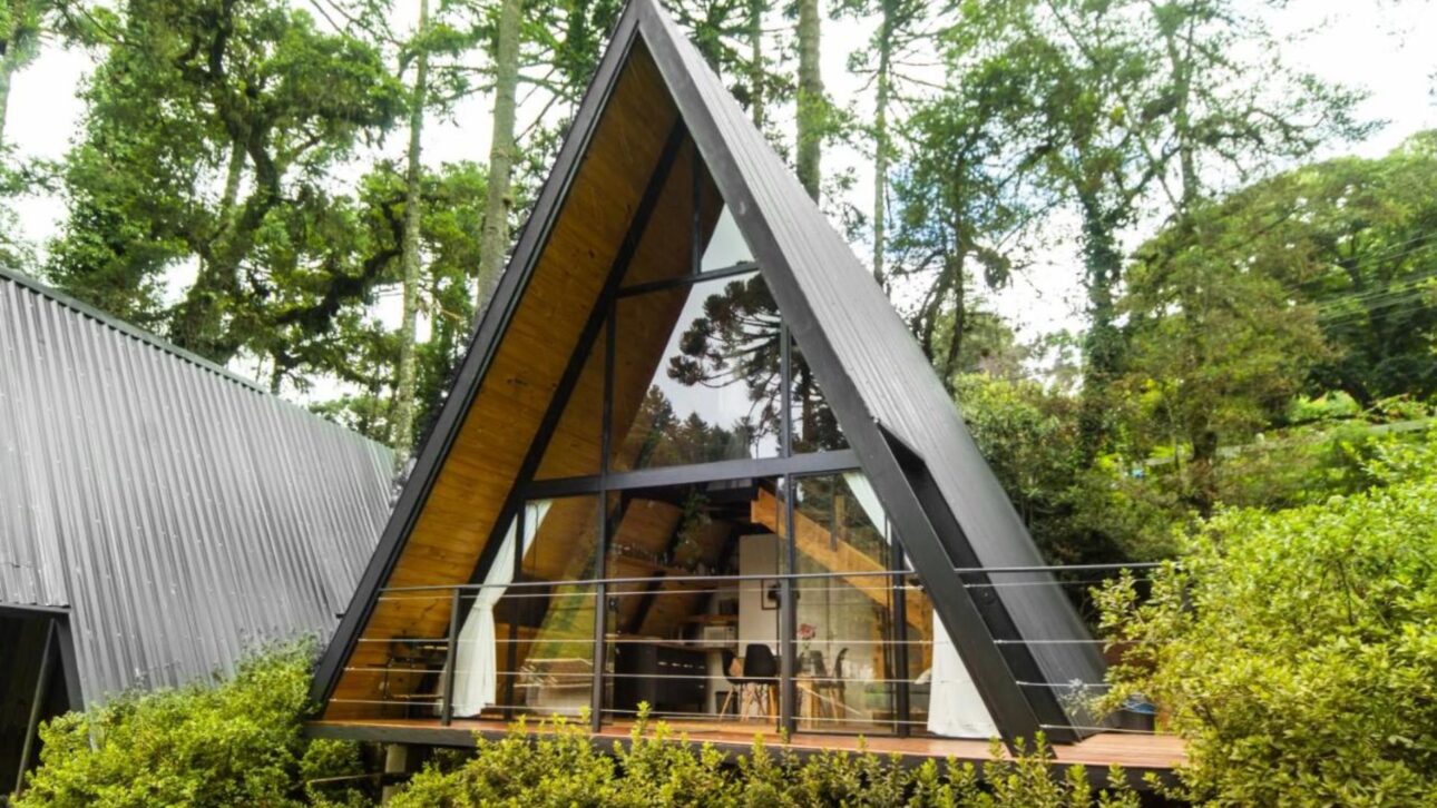 Chalés alpinos em Campos do Jordão contrastam com a floresta de araucárias na cidade mais alta do Brasil.” (Imagem: divulgação Prefeitura Municipal de Campos do Jordão / acervo público)