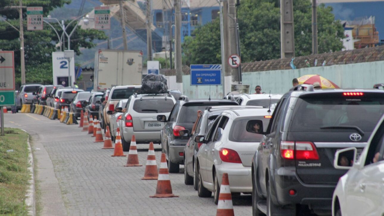 Veículos aguardam a travessia de balsa entre São Sebastião e Ilhabela, cenário da cobrança da taxa de preservação ambiental. (Imagem: Ilhabela.com.br)