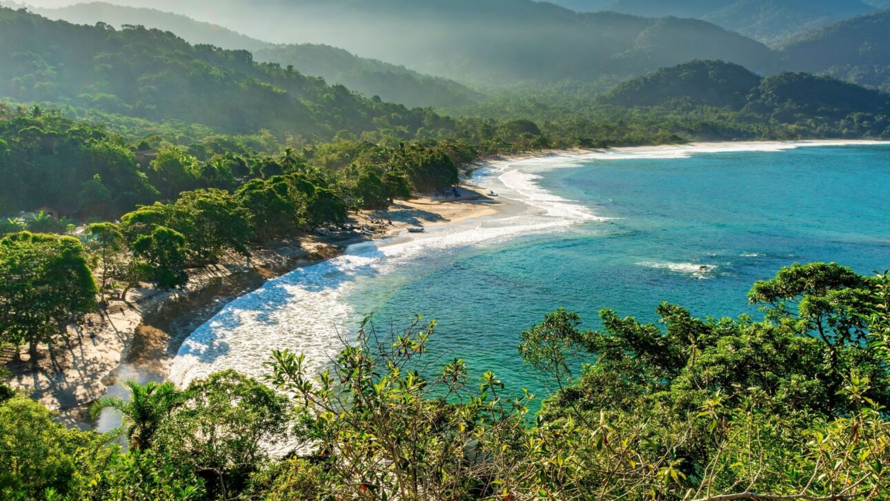 Vista da paisagem natural da ilha de Ilhabela, onde a nova taxa busca financiar ações de conservação do litoral norte paulista. (Imagem: Ilhabela.com.br)