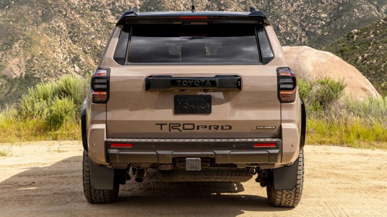 Novo Toyota Fortuner 2026 traz motor GR turbo, visual inspirado no Hilux 2025 e consumo de até 14 km/L. Confira os detalhes.