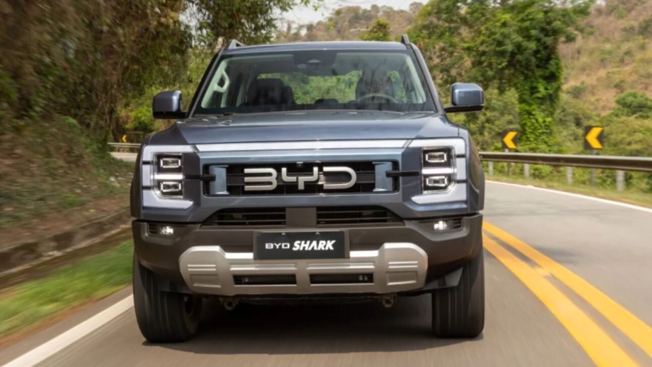 BYD Shark, picape híbrida de 437 cv e tração 4x4, ganha até R$ 70 mil de desconto e autonomia elétrica de 57 km.