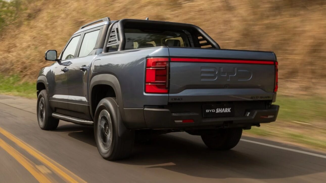BYD Shark, picape híbrida de 437 cv e tração 4x4, ganha até R$ 70 mil de desconto e autonomia elétrica de 57 km.