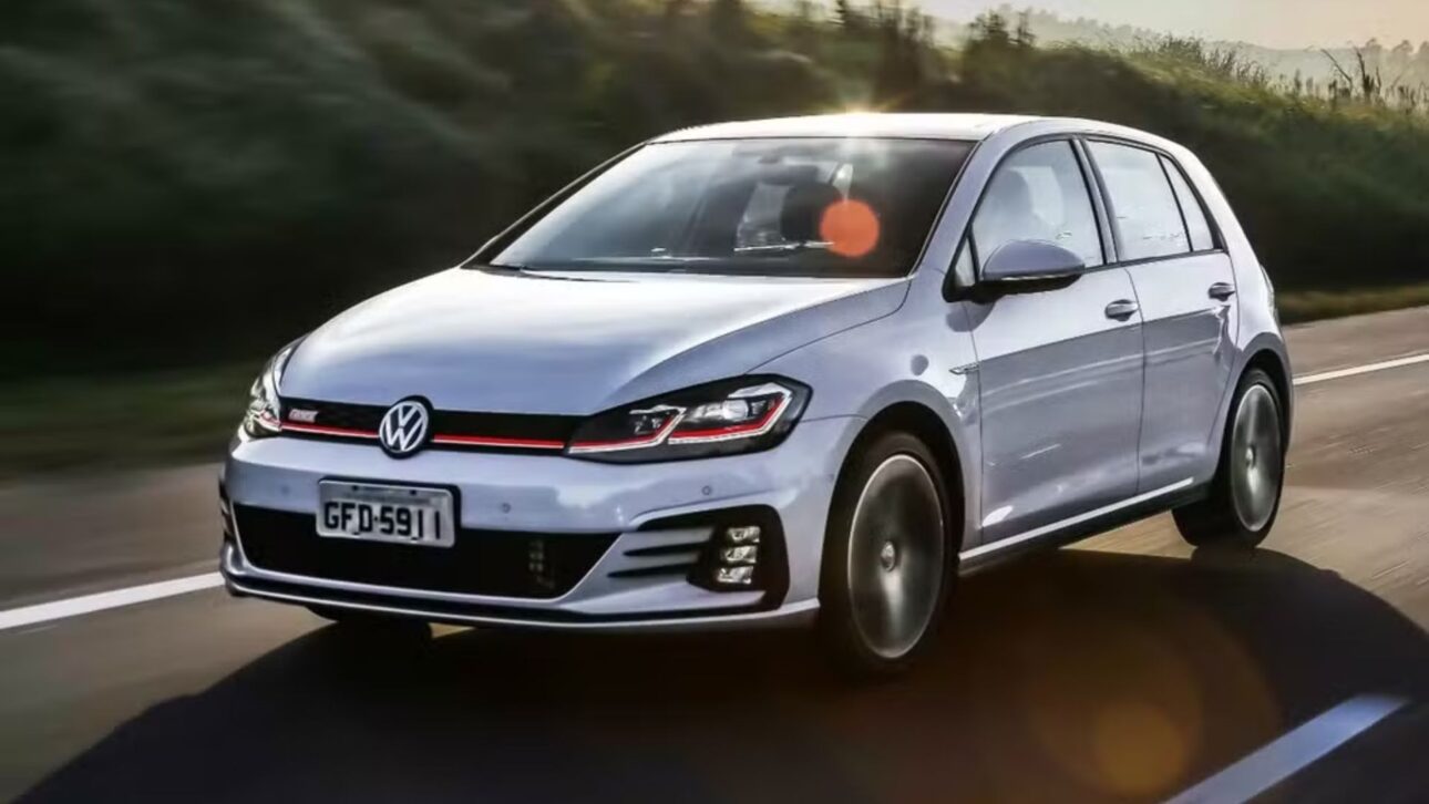 Volkswagen Golf GTI 2.0 TSI — Hatch esportivo de 220 cv oferece dirigibilidade precisa, câmbio rápido e desempenho marcante. (Imagem: reprodução)