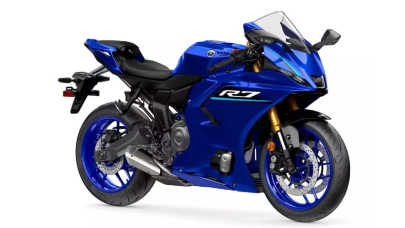 A nova Yamaha R7 2026 chega com IMU de 6 eixos, quickshifter bidirecional, painel TFT e motor CP2 de 689 cm³.