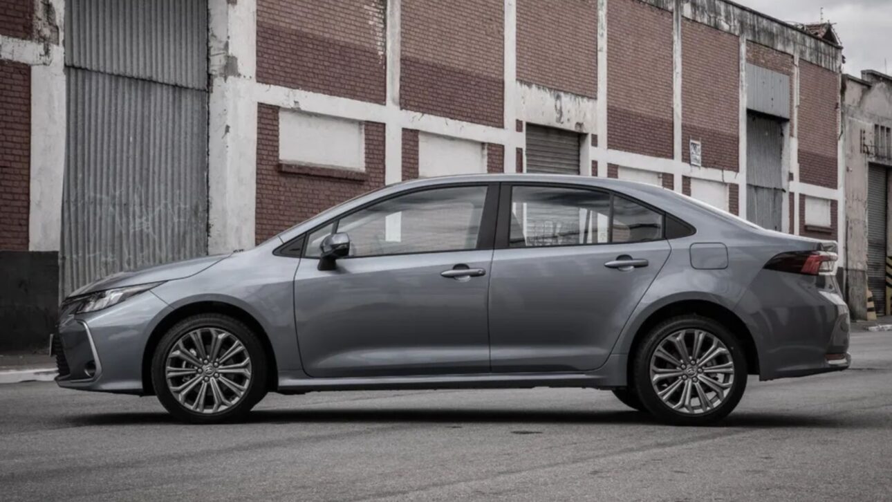 Toyota Corolla segue entre os usados mais vendidos do Brasil em 2025, com motor eficiente, manutenção previsível e alta valorização.