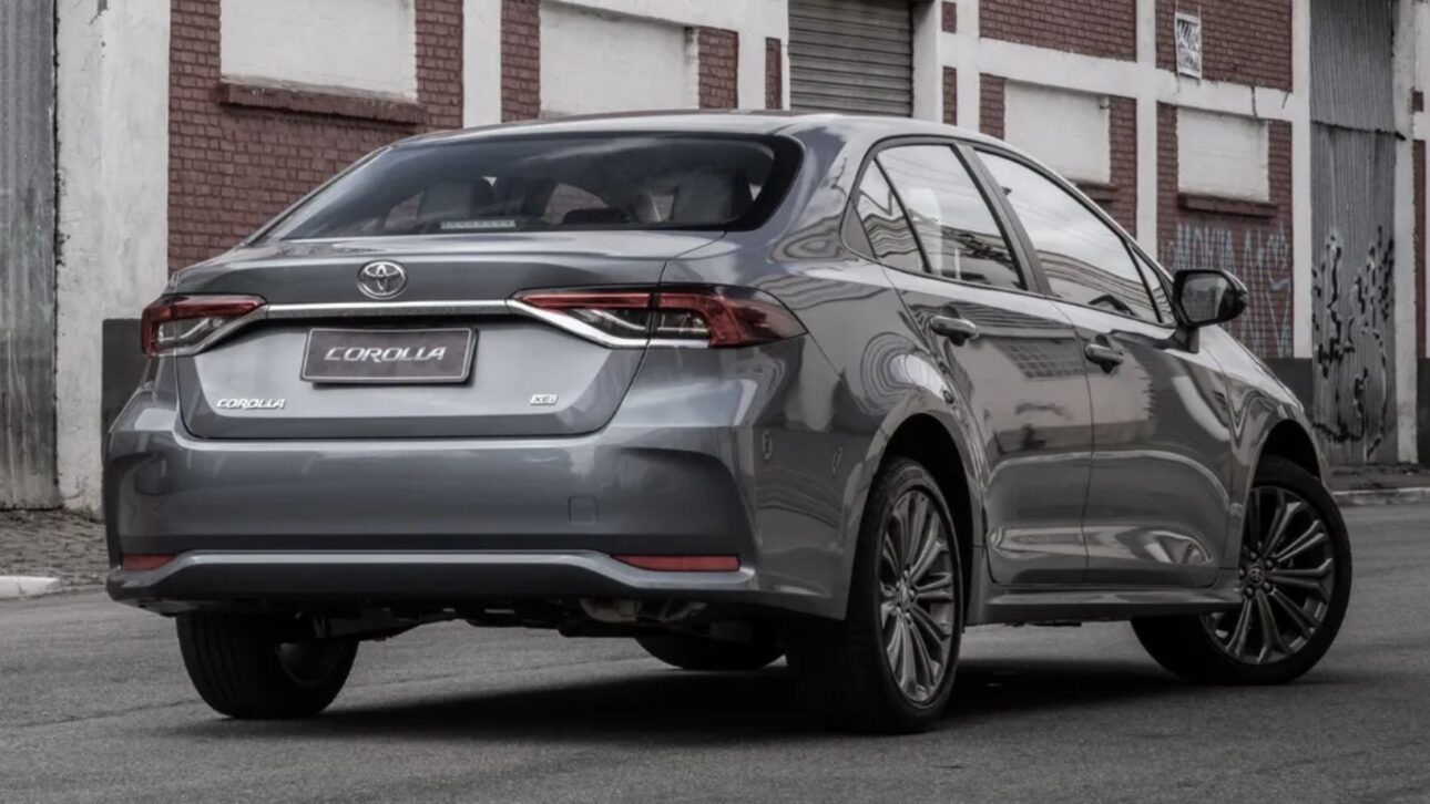 Toyota Corolla segue entre os usados mais vendidos do Brasil em 2025, com motor eficiente, manutenção previsível e alta valorização.