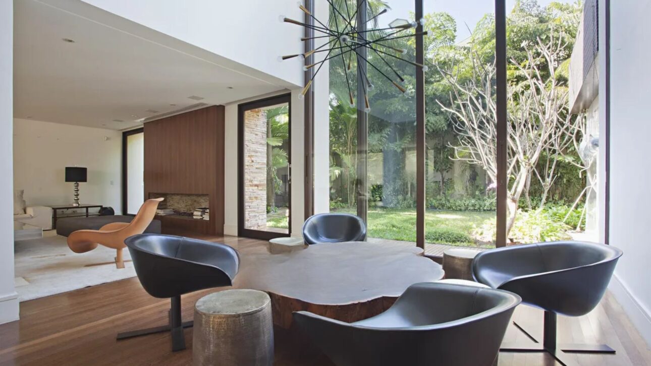 A mansão mais cara de São Paulo, no Jardim Europa, vale R$ 250 milhões e tem 2.700 m², cinco suítes e garagem para 35 carros.