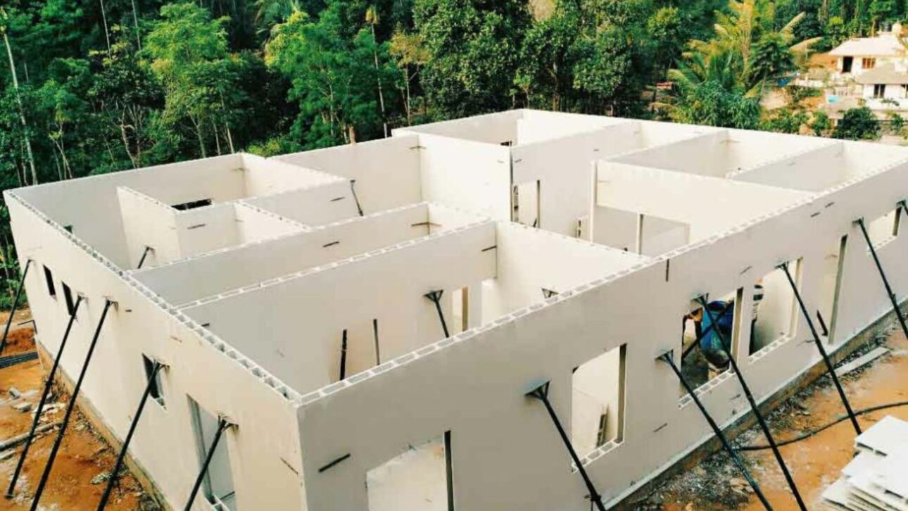 Painéis GFRG modernizam a construção civil com gesso reforçado, rapidez na montagem e redução de custos e resíduos nas obras.