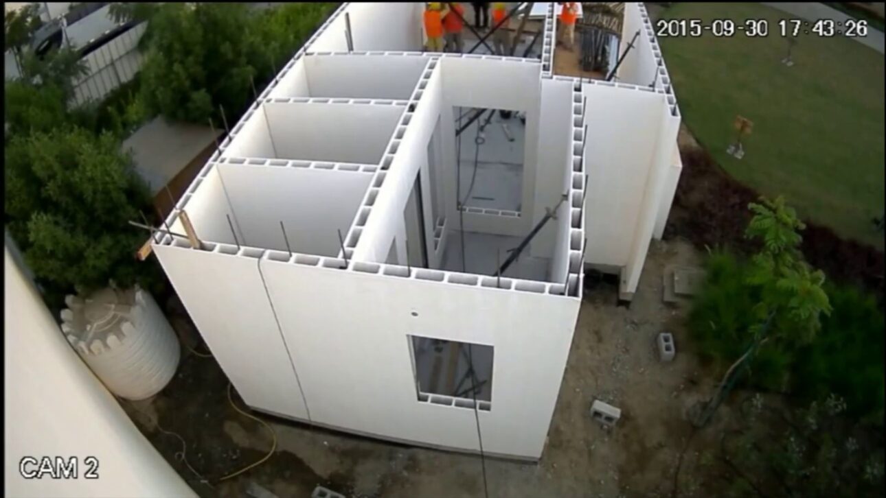 Painéis GFRG modernizam a construção civil com gesso reforçado, rapidez na montagem e redução de custos e resíduos nas obras.