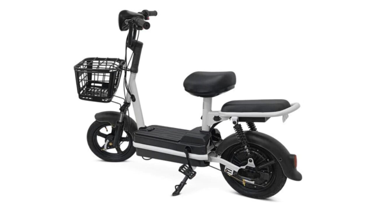 Scooter elétrica Bikelete 350W roda até 25 km, carrega na tomada comum, não exige CNH e custa menos de R$ 4 mil.