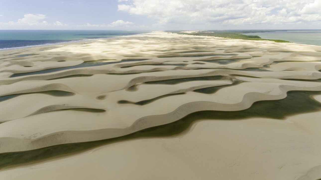 Vista aérea do Delta do Parnaíba no litoral do Piauí, onde o rio deságua em mar aberto entre dunas e mangues. (Imagem: Agência Nacional de Águas/ANA)
