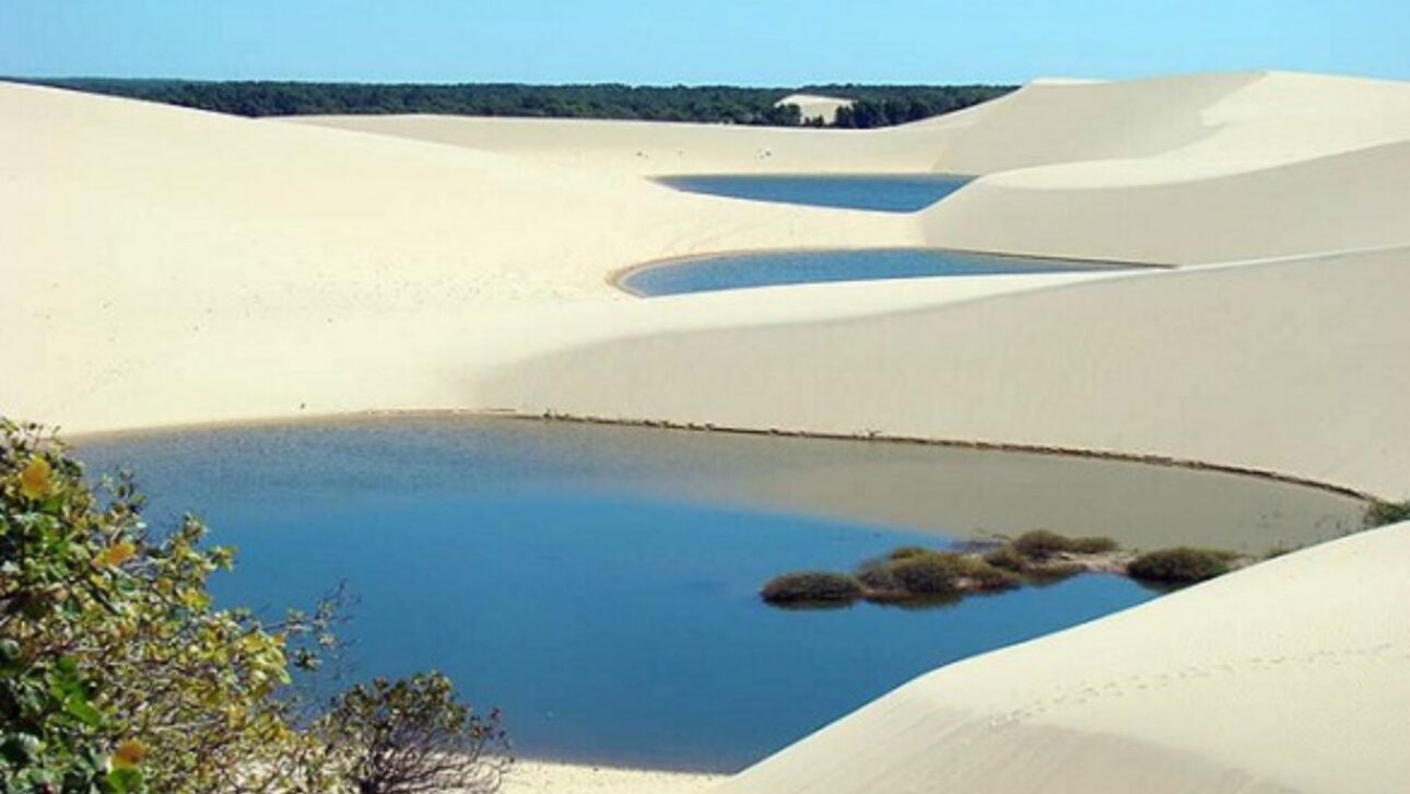 Praia do Coqueiro em Luís Correia, litoral do Piauí, com faixa de areia clara e mar calmo entre os 66 km de costa do estado. (Imagem: Governo do Piauí)