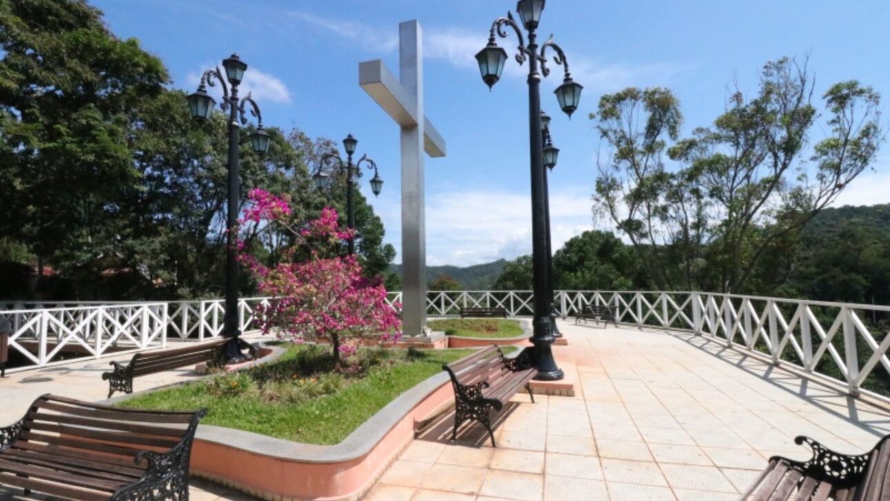 Descubra Santo Antônio do Pinhal, refúgio serrano na Mantiqueira com mirantes, clima frio e natureza exuberante próximo de São Paulo.